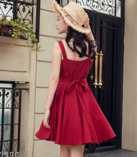 黃皮適合什么顏色裙子？什么顏色裙子適合黃皮女生？