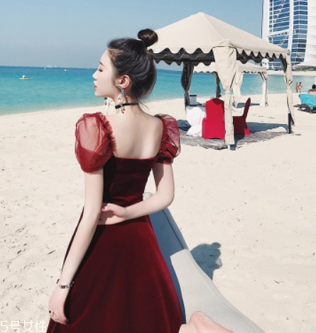 黃皮適合什么顏色裙子？什么顏色裙子適合黃皮女生？