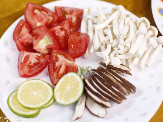 白玉菇能和西紅柿一起吃嗎？白玉菇能和番茄一起吃嗎？