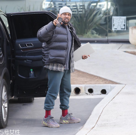 yeezy 700 mauve什么時候發(fā)售？椰子700灰紫色發(fā)售時間