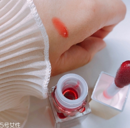 嬌韻詩唇釉需要卸嗎？嬌韻詩唇油怎么卸