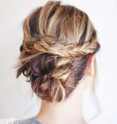 2018夏天扎什么頭發(fā)最涼快 夏天扎頭發(fā)簡單好看 2018夏天扎什么頭發(fā)最涼快 夏天扎頭發(fā)簡單好看