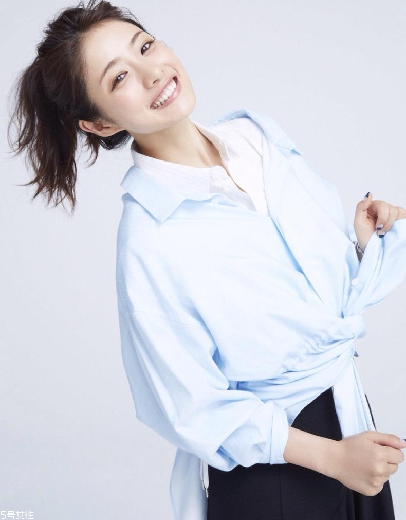 中長(zhǎng)發(fā)丸子頭怎么扎有精神 夏日中長(zhǎng)發(fā)1分鐘整理術(shù) 中長(zhǎng)發(fā)丸子頭怎么扎有精神 夏日中長(zhǎng)發(fā)1分鐘整理術(shù)