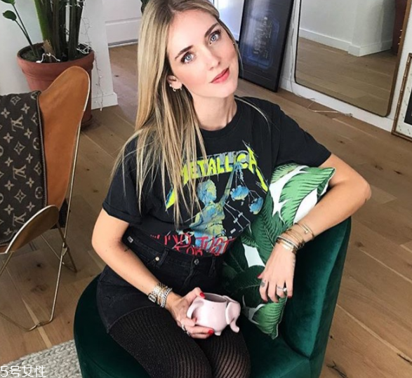 t恤裙怎么搭配鞋子 t恤裙搭配技巧 t恤裙怎么搭配鞋子 t恤裙搭配技巧