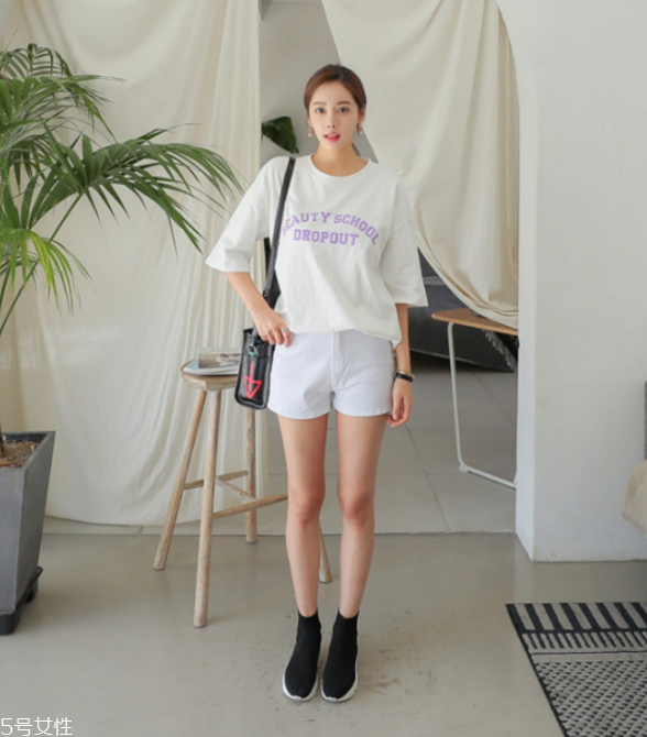 寬松t恤怎么搭配好看 寬松t恤搭配 寬松t恤怎么搭配好看 寬松t恤搭配