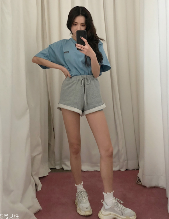 寬松t恤怎么搭配好看 寬松t恤搭配 寬松t恤怎么搭配好看 寬松t恤搭配