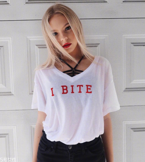 寬松t恤怎么搭配好看 寬松t恤搭配 寬松t恤怎么搭配好看 寬松t恤搭配