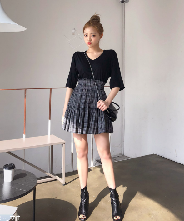 黑色t恤配什么褲子 黑色t恤配什么褲子女 黑色t恤配什么褲子 黑色t恤配什么褲子女