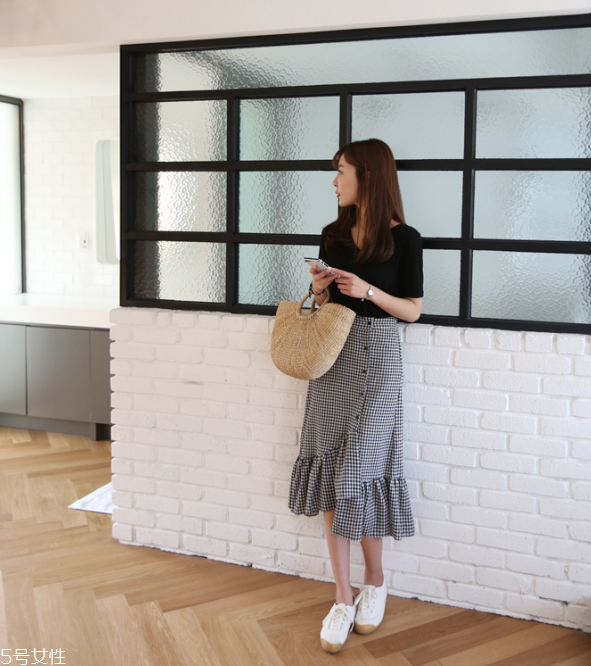 黑色t恤配什么褲子 黑色t恤配什么褲子女 黑色t恤配什么褲子 黑色t恤配什么褲子女