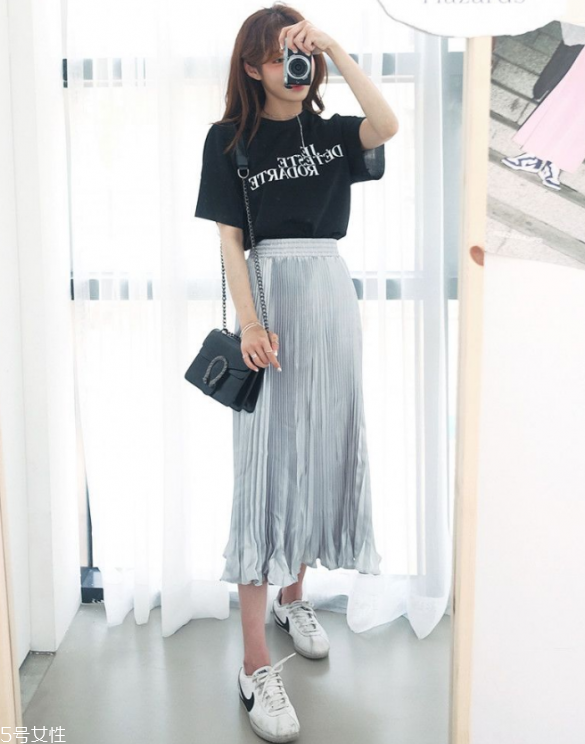 黑色t恤配什么褲子 黑色t恤配什么褲子女 黑色t恤配什么褲子 黑色t恤配什么褲子女