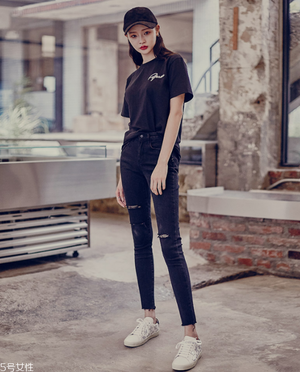 黑色t恤配什么褲子 黑色t恤配什么褲子女 黑色t恤配什么褲子 黑色t恤配什么褲子女