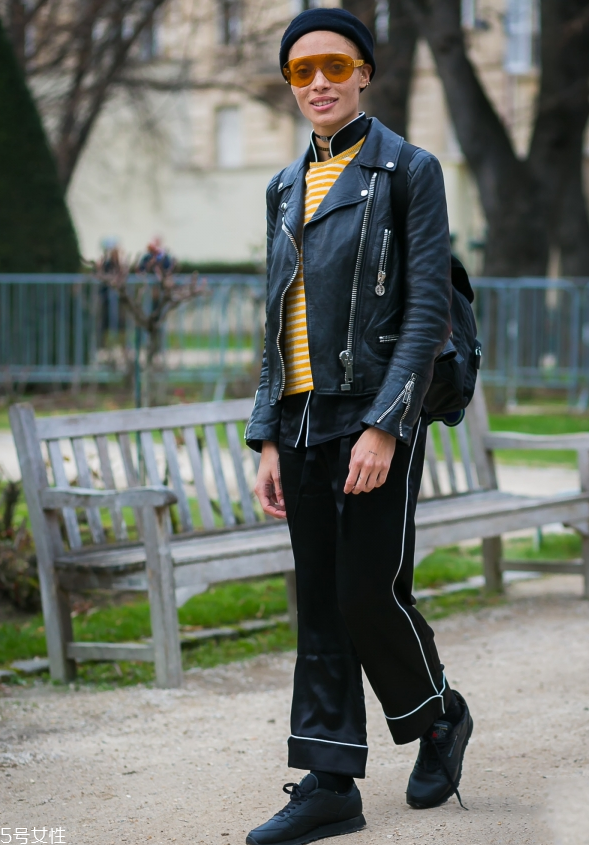 黑色t恤配什么褲子 黑色t恤配什么褲子女 黑色t恤配什么褲子 黑色t恤配什么褲子女