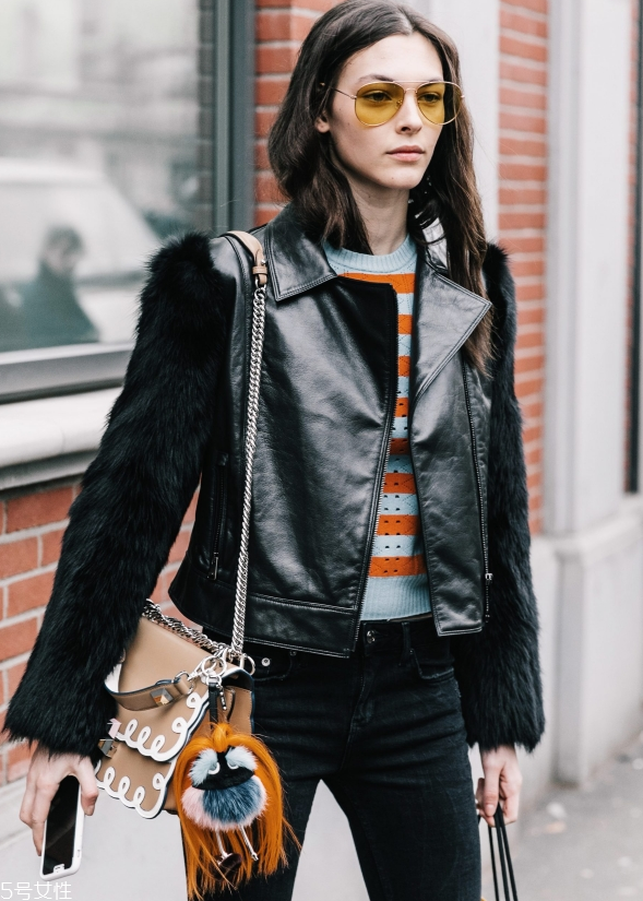 黑色t恤配什么褲子 黑色t恤配什么褲子女 黑色t恤配什么褲子 黑色t恤配什么褲子女