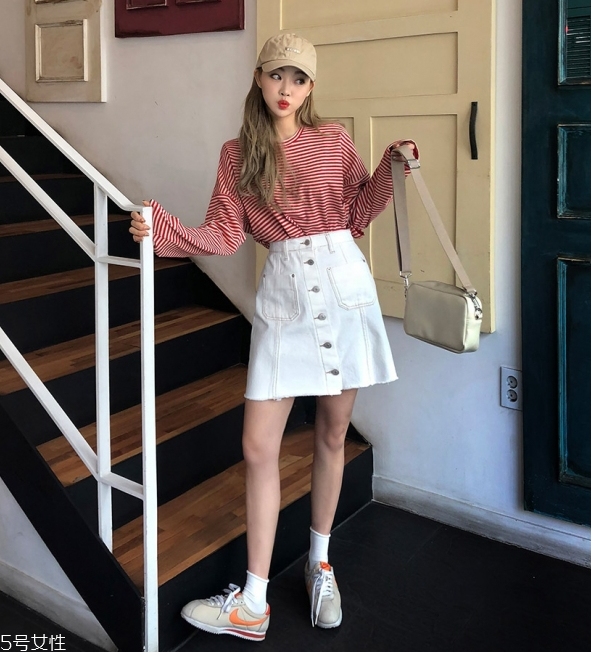 黑色t恤配什么褲子 黑色t恤配什么褲子女 黑色t恤配什么褲子 黑色t恤配什么褲子女