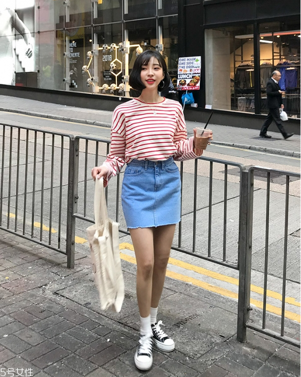 黑色t恤配什么褲子 黑色t恤配什么褲子女 黑色t恤配什么褲子 黑色t恤配什么褲子女