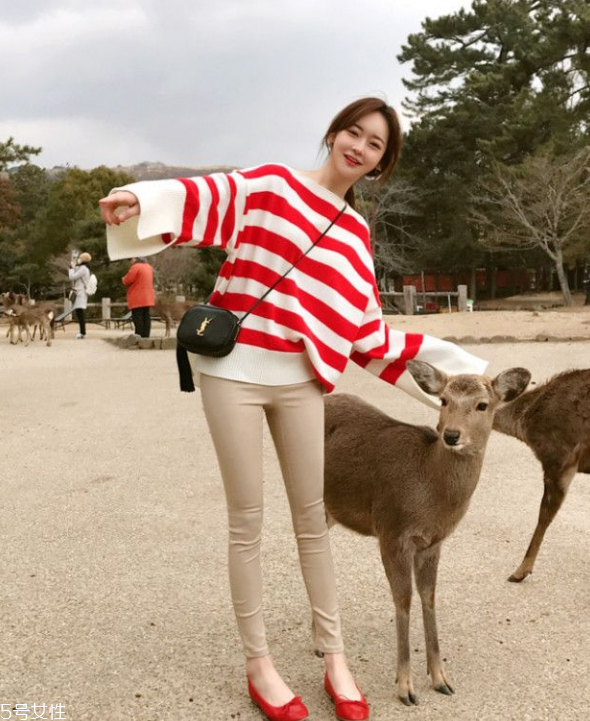 黑色t恤配什么褲子 黑色t恤配什么褲子女 黑色t恤配什么褲子 黑色t恤配什么褲子女