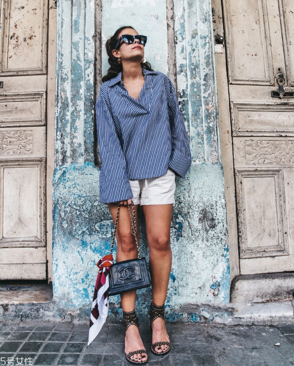 白色短褲配什么上衣 白色短褲怎么搭配上衣 白色短褲配什么上衣 白色短褲怎么搭配上衣