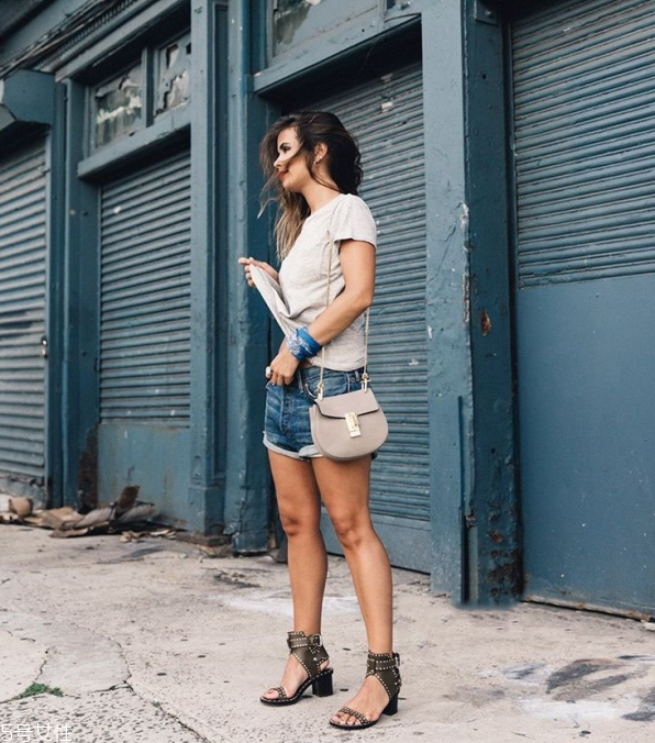 白色短褲配什么上衣 白色短褲怎么搭配上衣 白色短褲配什么上衣 白色短褲怎么搭配上衣