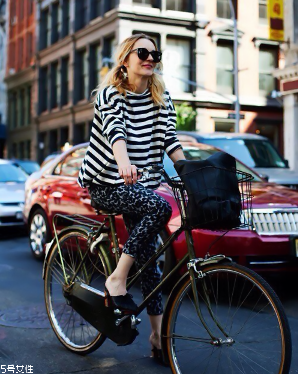 白色短褲配什么上衣 白色短褲怎么搭配上衣 白色短褲配什么上衣 白色短褲怎么搭配上衣