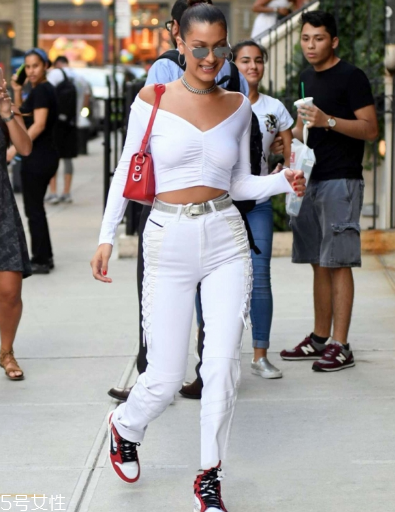 v領(lǐng)t恤怎樣搭配衣服？v領(lǐng)t恤搭配圖片