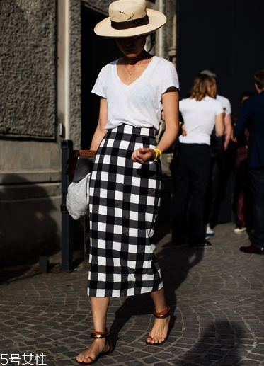 v領(lǐng)t恤怎樣搭配衣服？v領(lǐng)t恤搭配圖片