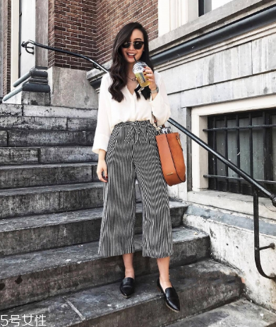 v領(lǐng)t恤怎樣搭配衣服？v領(lǐng)t恤搭配圖片