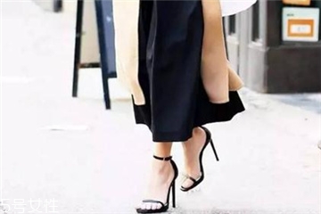 一字帶涼鞋怎么搭配？一字帶涼鞋搭配技巧