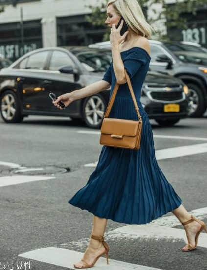 一字帶涼鞋怎么搭配？一字帶涼鞋搭配技巧