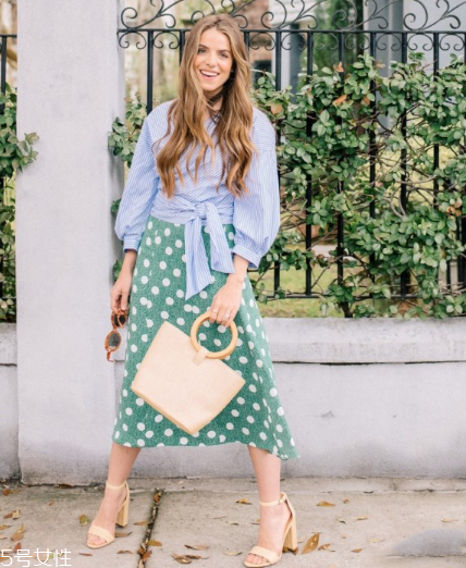 一字帶涼鞋怎么搭配？一字帶涼鞋搭配技巧