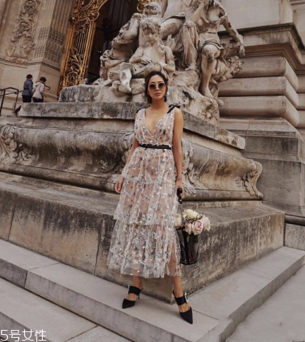 蕾絲連衣裙怎么搭配？蕾絲連衣裙搭配訣竅