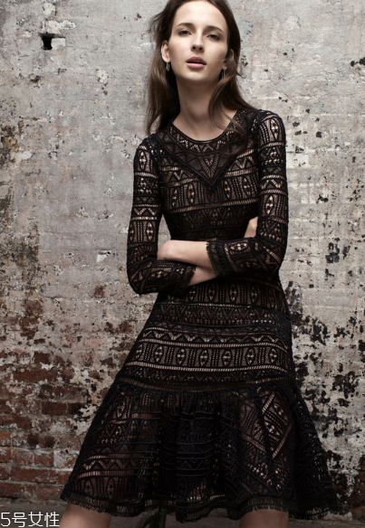 蕾絲連衣裙怎么搭配？蕾絲連衣裙搭配訣竅