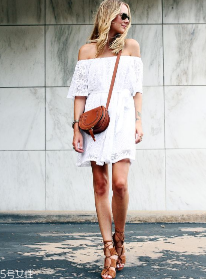 蕾絲連衣裙怎么搭配？蕾絲連衣裙搭配訣竅