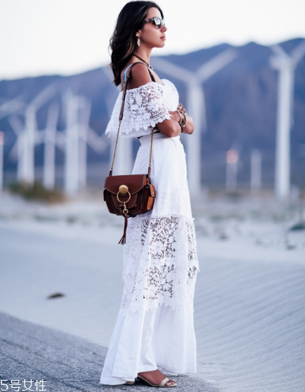 蕾絲連衣裙怎么搭配？蕾絲連衣裙搭配訣竅