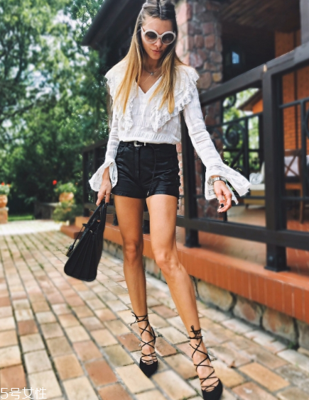 黑色短褲配什么上衣？黑色短褲上衣怎么搭配？