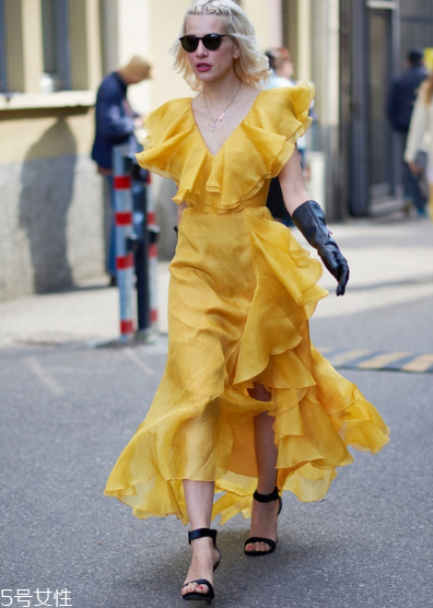 不規(guī)則連衣裙配什么鞋子？不規(guī)則連衣裙搭配技巧