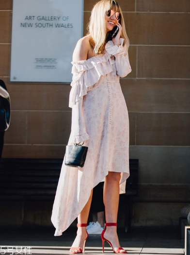 不規(guī)則連衣裙配什么鞋子？不規(guī)則連衣裙搭配技巧