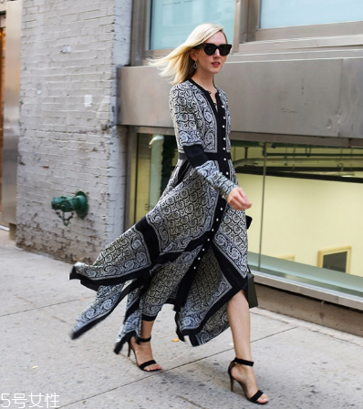 不規(guī)則連衣裙配什么鞋子？不規(guī)則連衣裙搭配技巧