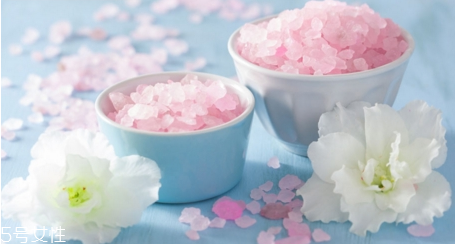 用浴鹽洗澡有什么好處 浴鹽洗澡有什么好處 用浴鹽洗澡有什么好處 浴鹽洗澡有什么好處