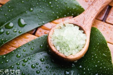 如何用浴鹽泡澡 浴鹽泡澡怎么用 如何用浴鹽泡澡 浴鹽泡澡怎么用