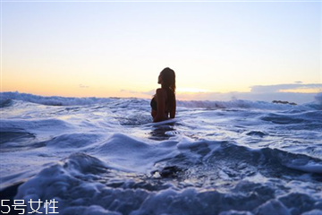 如何用浴鹽泡澡 浴鹽泡澡怎么用 如何用浴鹽泡澡 浴鹽泡澡怎么用