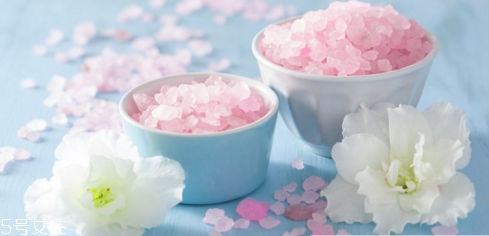 如何用浴鹽泡澡 浴鹽泡澡怎么用 如何用浴鹽泡澡 浴鹽泡澡怎么用