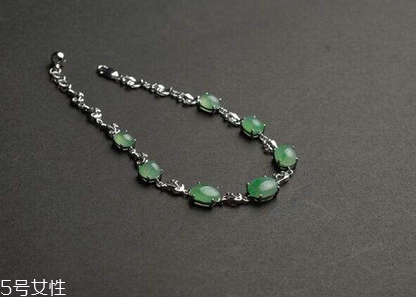 翡翠手鏈戴哪只手好？翡翠手鏈一般戴哪只手？