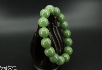 翡翠手鏈戴哪只手好？翡翠手鏈一般戴哪只手？