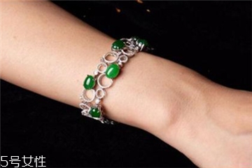 翡翠手鏈戴哪只手好？翡翠手鏈一般戴哪只手？