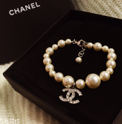 珍珠手鏈戴哪只手好？珍珠手鏈一般戴哪只手？