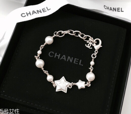 珍珠手鏈戴哪只手好？珍珠手鏈一般戴哪只手？