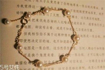 珍珠手鏈戴哪只手好？珍珠手鏈一般戴哪只手？