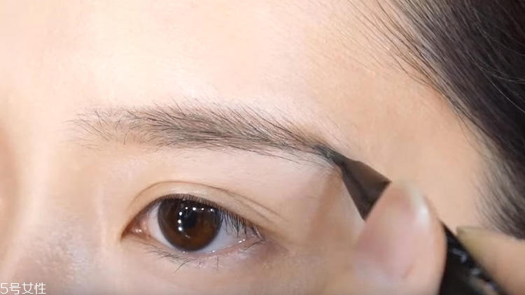 游泳化妝怎么不脫妝 夏日泳池防水化妝技巧 游泳化妝怎么不脫妝 夏日泳池防水化妝技巧