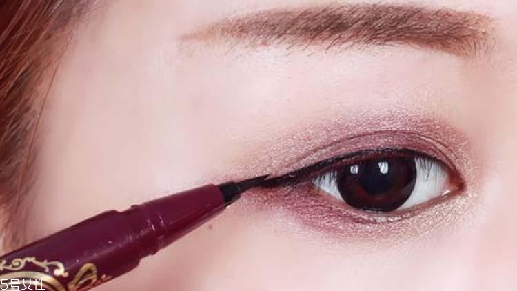 錦鯉眼妝怎么畫 創(chuàng)意錦鯉眼妝畫法分解 錦鯉眼妝怎么畫 創(chuàng)意錦鯉眼妝畫法分解