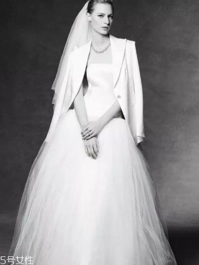 婚紗什么顏色好？婚紗買哪種顏色好？